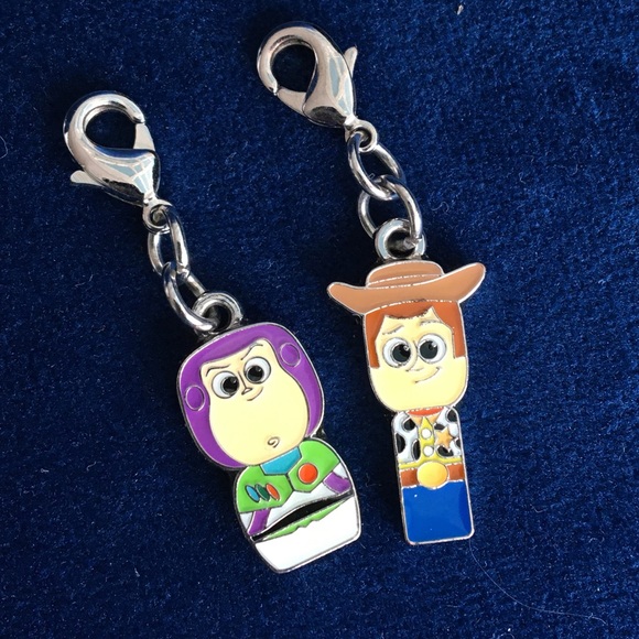 7 diff. Disney PINS, CHARMS, & Keyring - Picture 9 of 12